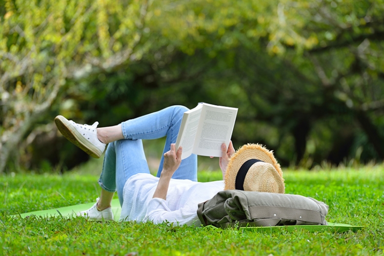 Lire dans l'herbe Vignette